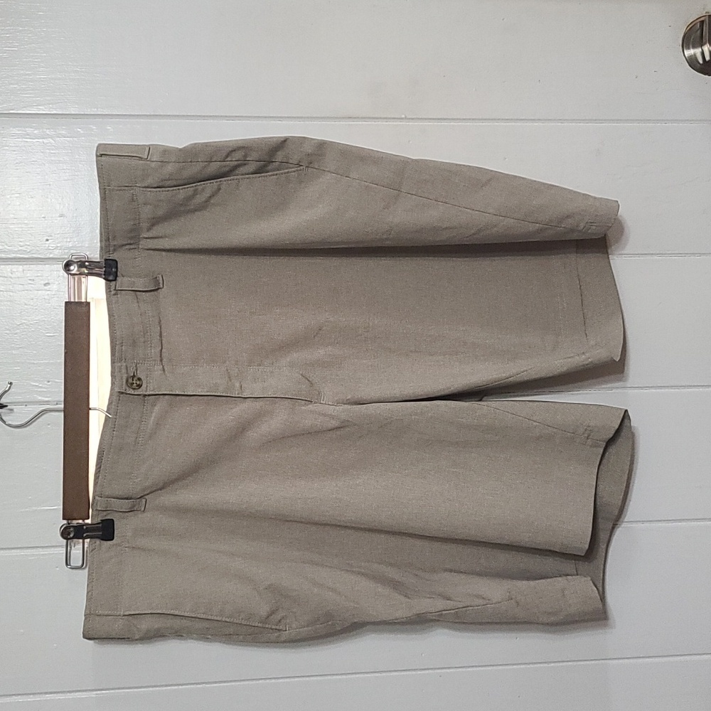 PGA Tour Mens Lightweight Shorts Tan Pockets Sz 42 EUC